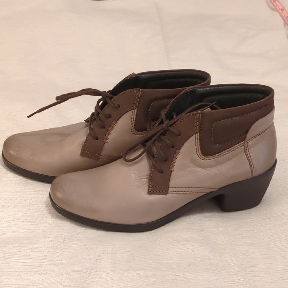 Elegant Tan Lace-Up Ankle Boots
